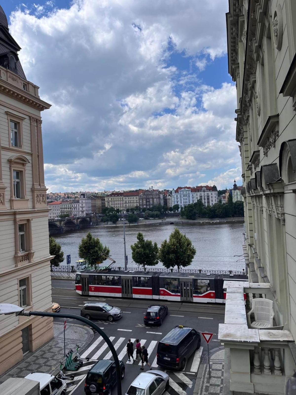 Comfortable And Cosy Apt A Few Steps From Dancing House And Naplavka Dance Прага Екстериор снимка