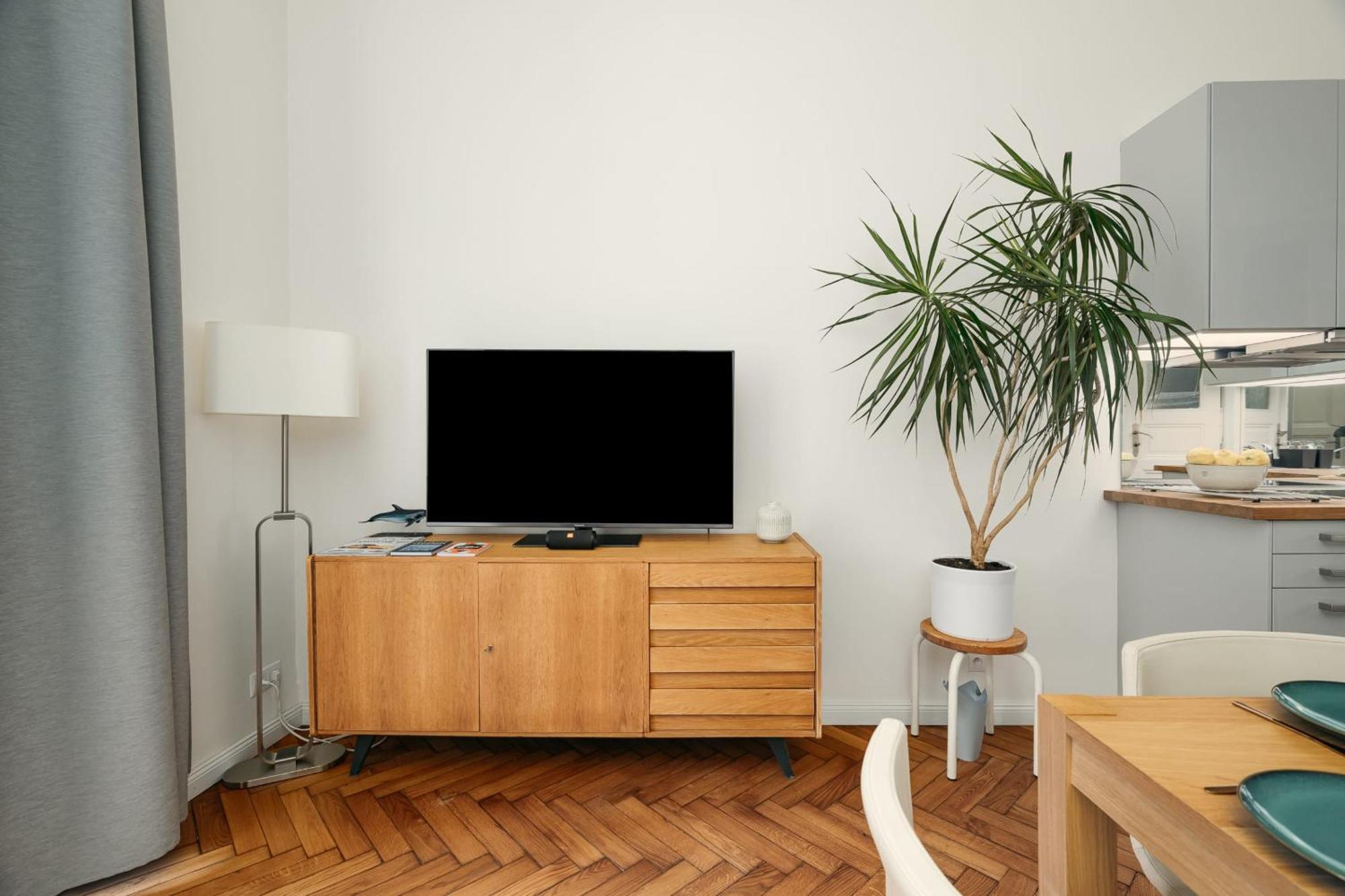 Comfortable And Cosy Apt A Few Steps From Dancing House And Naplavka Dance Прага Екстериор снимка